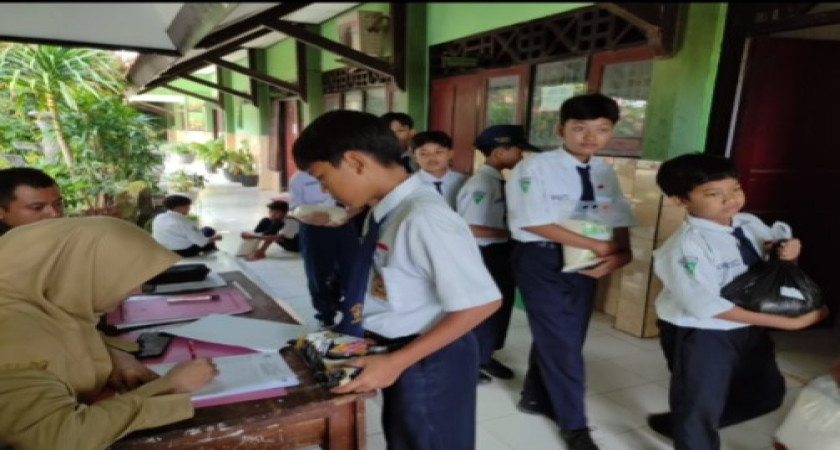 Pelaksanaan Kegiatan Pembayaran Zakat Fitrah Oleh Siswa Siswi SMPN 2 Tarokan