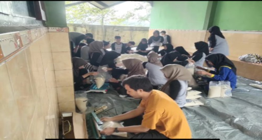 Kegiatan Pengemasan Beras Zakat Fitrah di SMPN 2 Tarokan